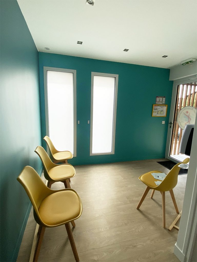 Salle d'attente d’un cabinet de kinésithérapie et ostéopathie
