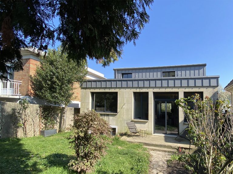 Surélévation zinc à Antony - vue du jardin